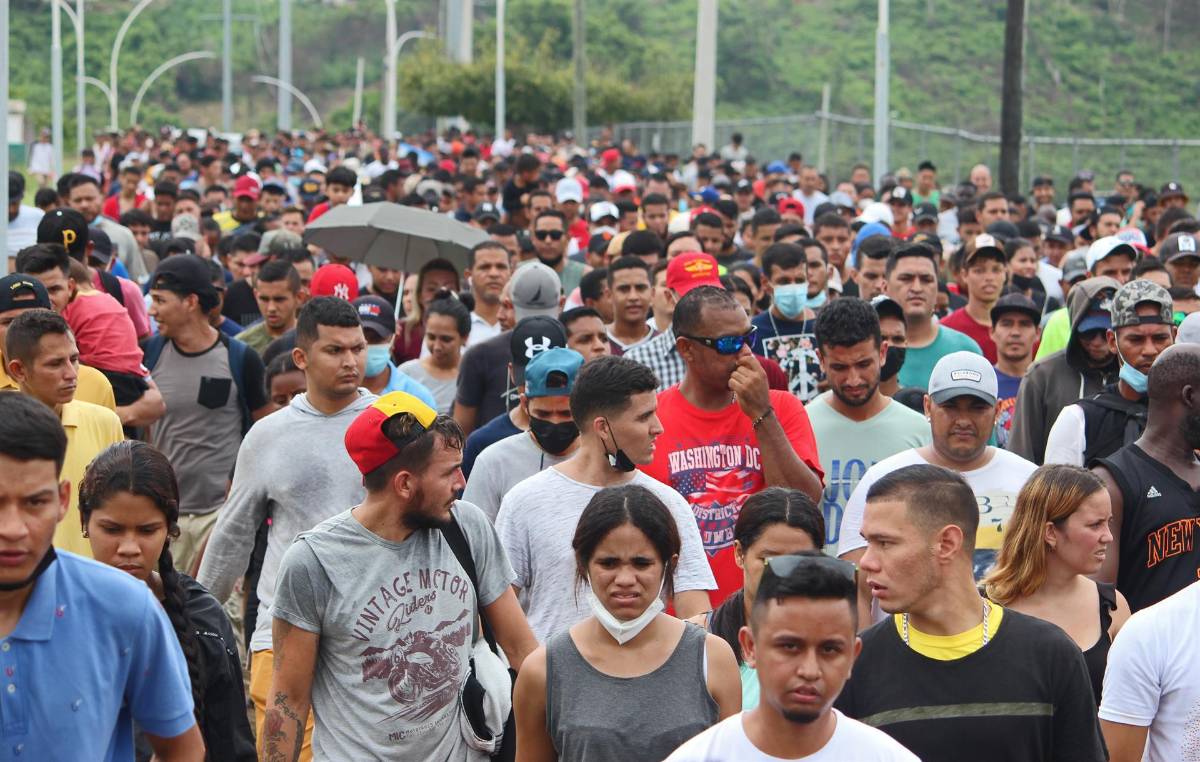 México autoriza que miles de migrantes avancen desde la frontera sur