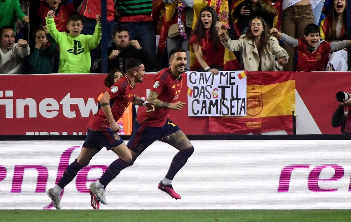 Joselu corriendo a festejar uno de sus goles.