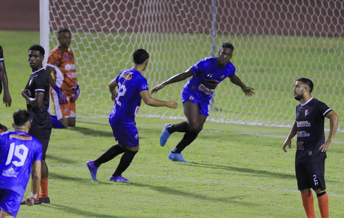 Andrés Rentería celebrando su gol para el 2-0 del Lone FC.