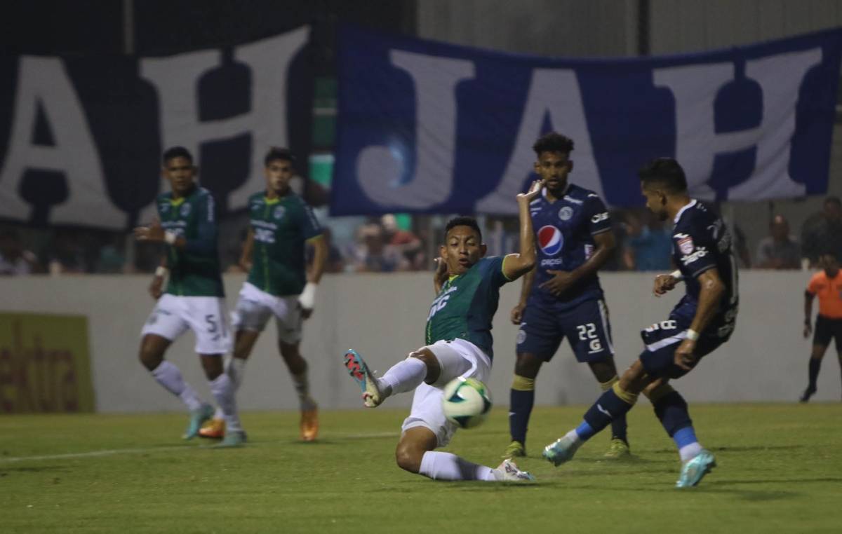 Momento donde Allan Banegas se barre para desviar la pelota tras el remate de Diego Rodríguez.