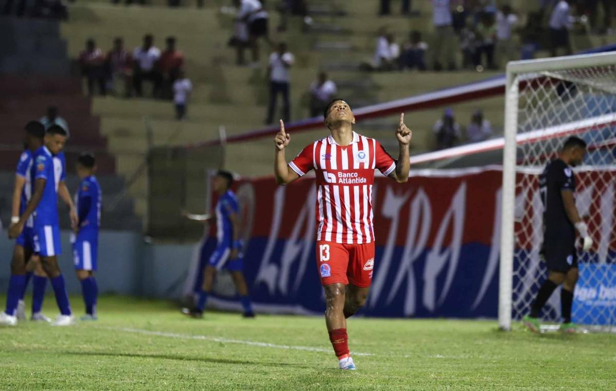 Brayan Moya se encargó de abrir el marcador.