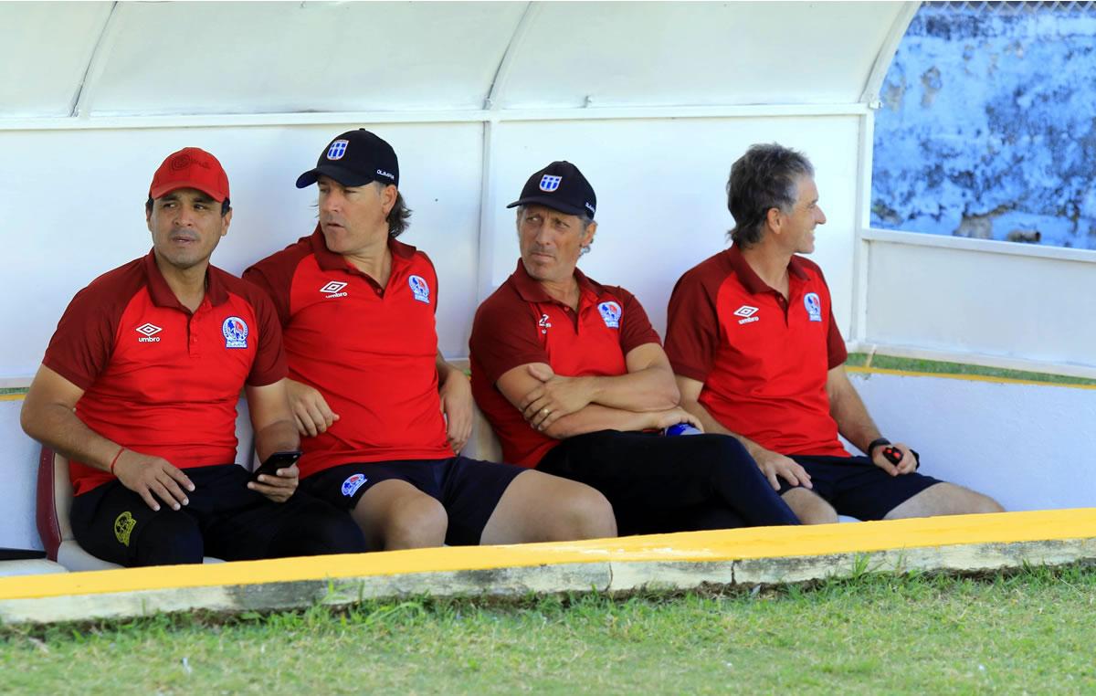 Pedro Troglio junto a su cuerpo técnico en el estadio Ceibeño.