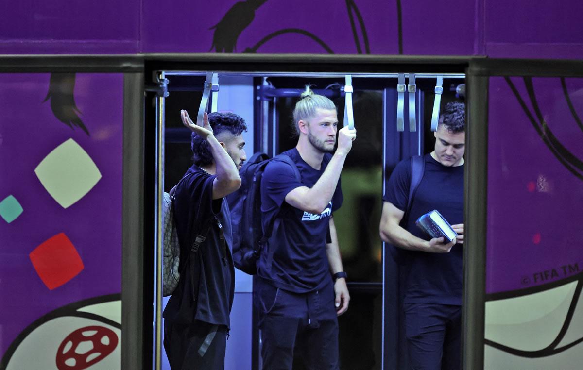 Los jugadores estadounidenses viajan en un autobús de enlace después de llegar en un vuelo de Qatar Airways al Aeropuerto Internacional de Hamad.