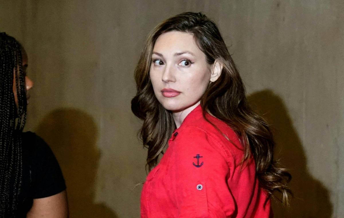 La actriz Jessica Mann, una de las víctimas de Harvey Weinstein estuvo presente hoy en la corte y al salir expresó su descontento ante los medios de prensa.