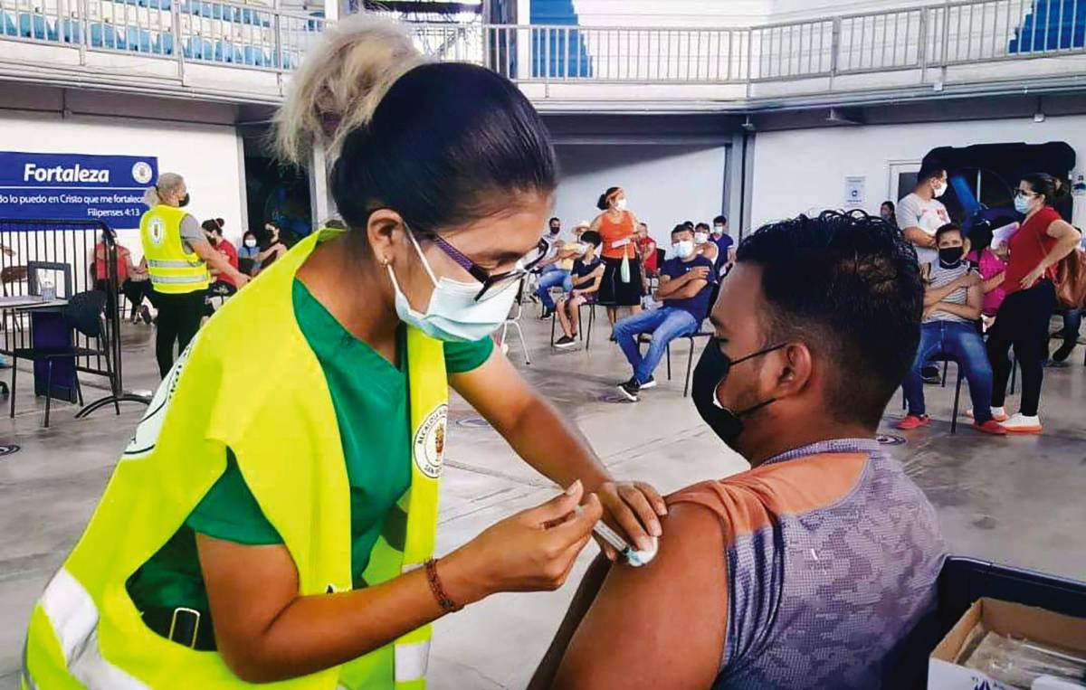 Más de 144,000 personas inmunizadas en centro del Gimnasio Olímpico