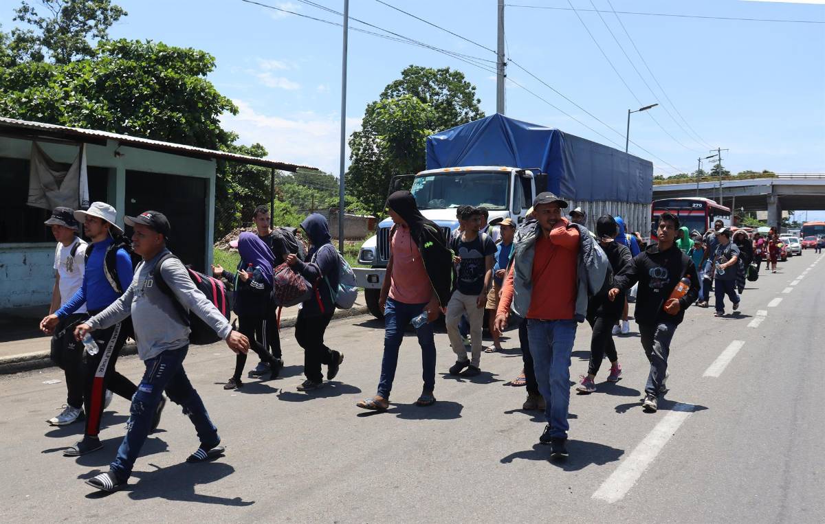 Migrantes bloquean calles para presionar permisos temporales en sur de México