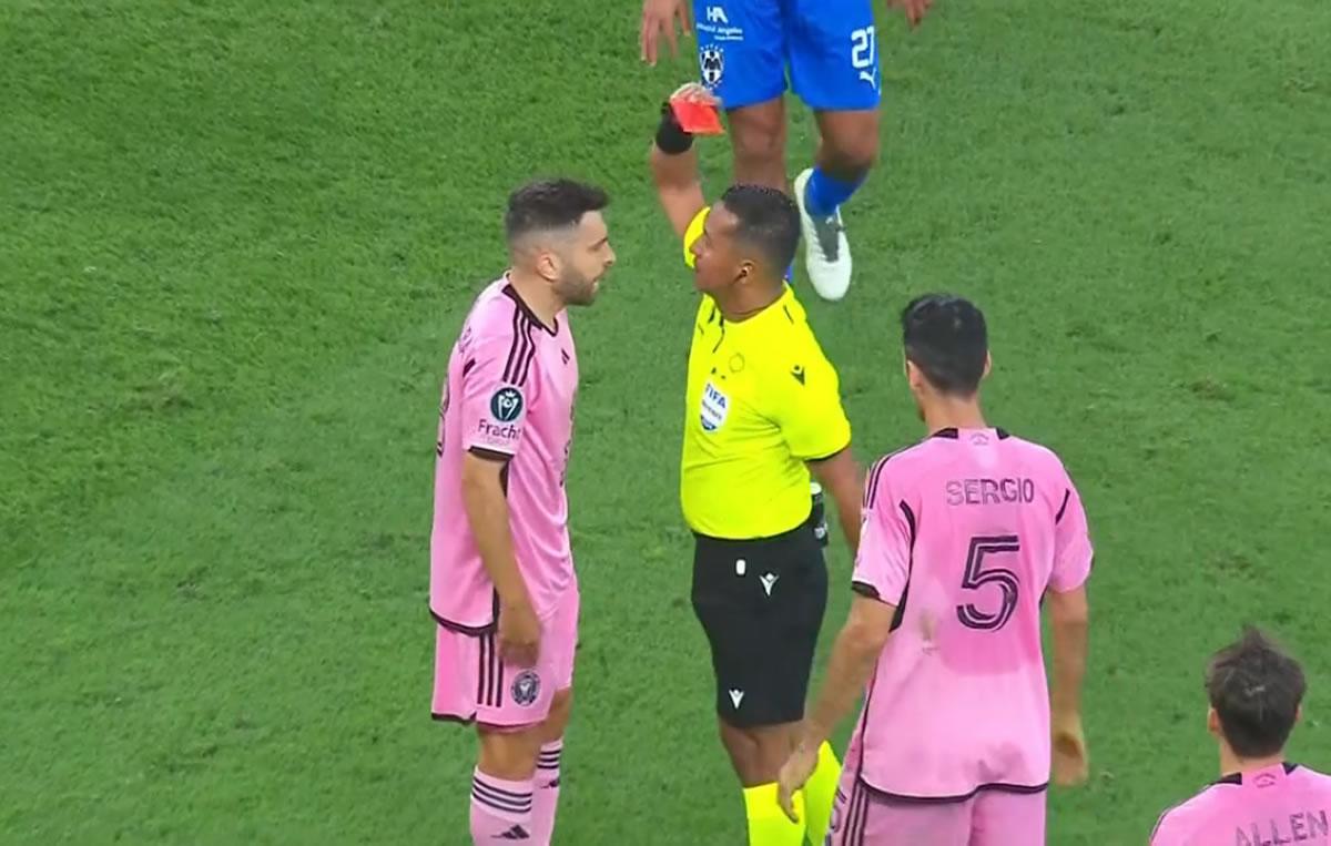 Iván Barton le mostró tarjeta roja a Jordi Alba.