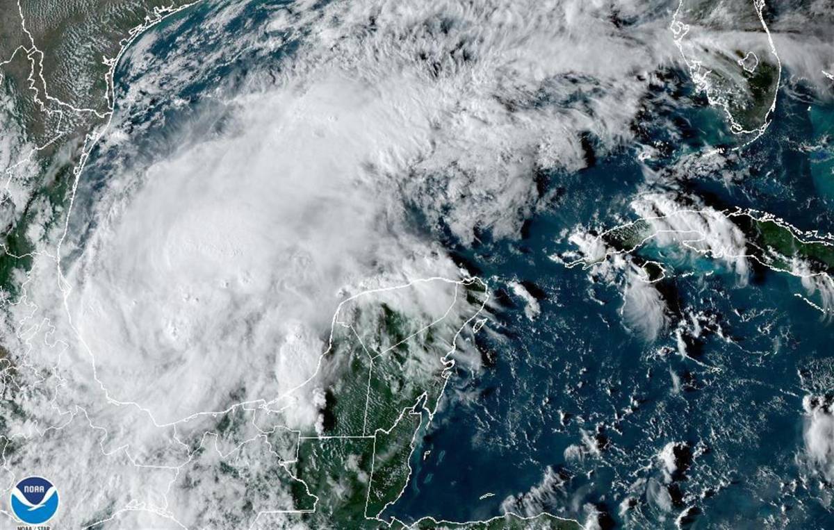 La tormenta tropical Karl comienza a fortalecerse y amenaza el Golfo de México