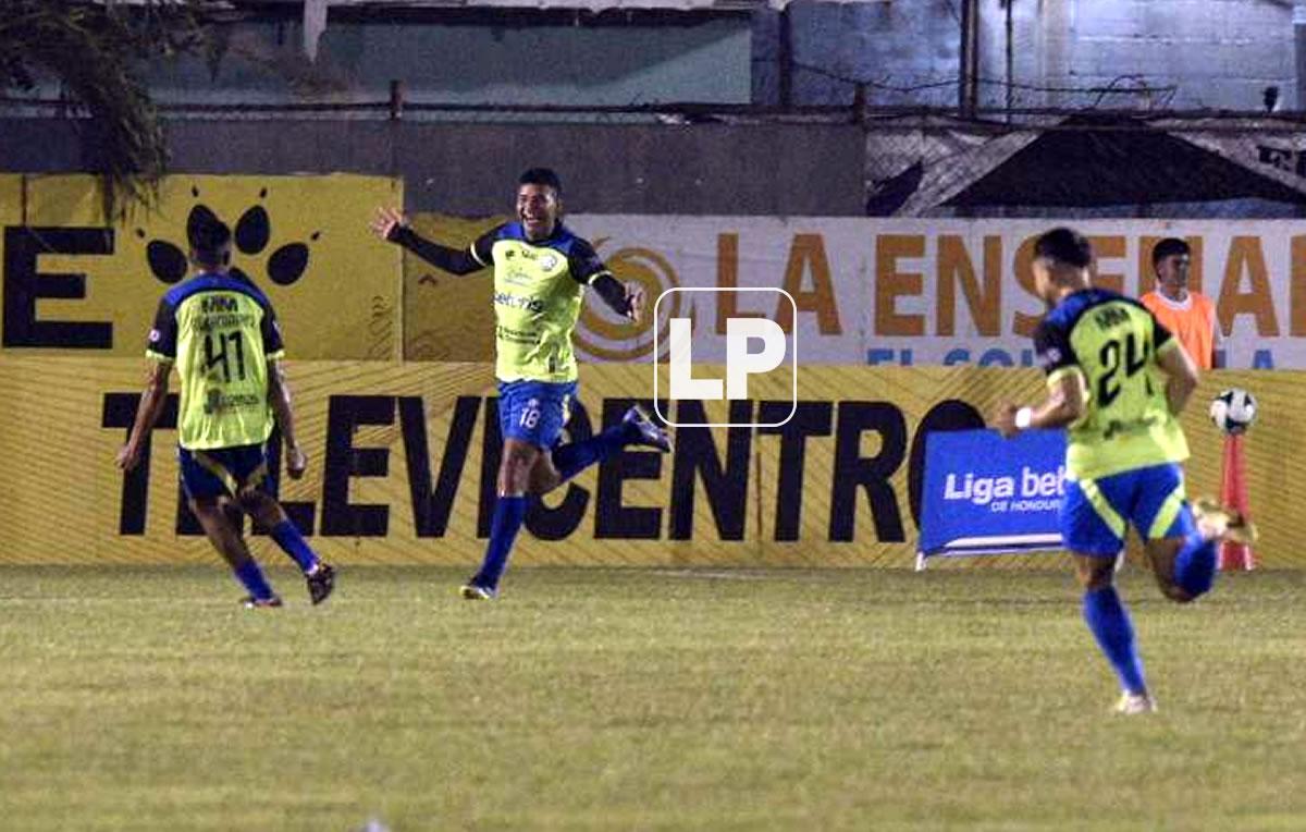La emoción de Ángel Villatoro por marcar su tercer gol del campeonato.