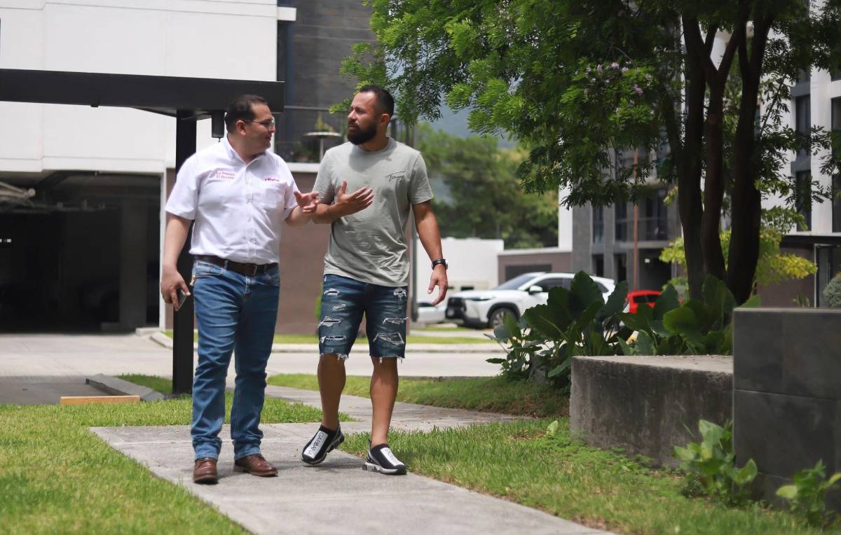 Alfredo Mejía en plena charla con el editor de Deportes de LA PRENSA, Arturo Nolasco, antes de partir a Grecia.