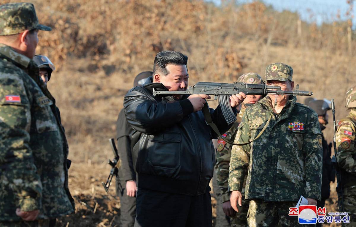 Kim Jong Un presenta y maneja un nuevo tanque de combate