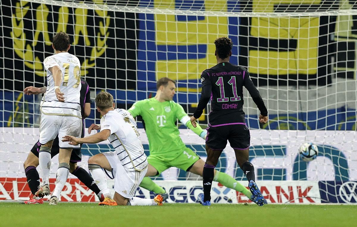 Manuel Neuer no pudo parar el disparo de Marcel Gaus que firmó la remontada del Saarbrücken contra el Bayern Múnich.