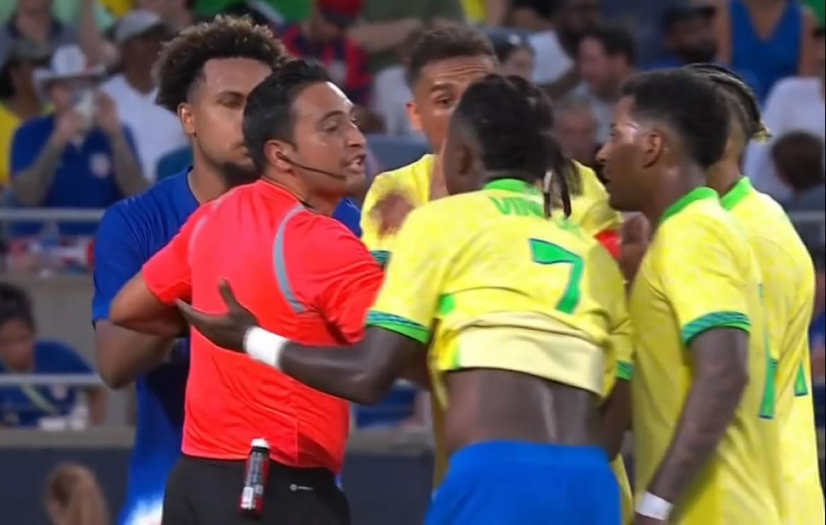 La polémica decisión de Saíd Martínez con el VAR en el amistoso EEUU-Brasil
