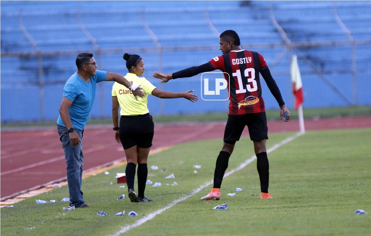 Costly recibió la felicitación de su entrenador Carlos ‘Chato‘ Padilla.