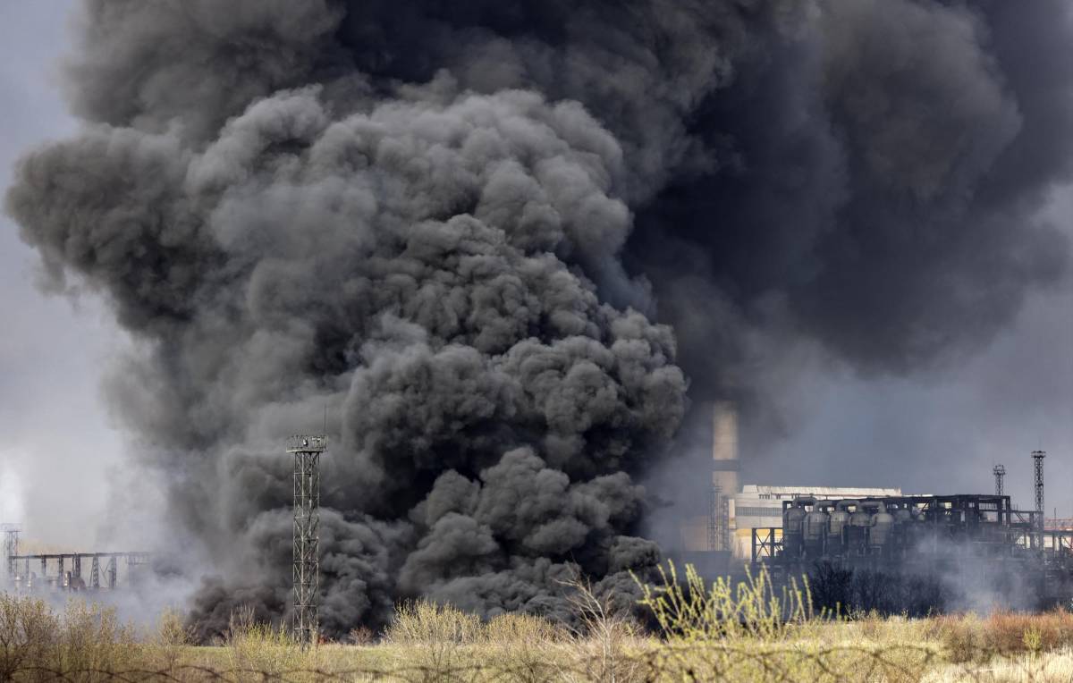 Rusia bombardea una refinería de petróleo en Ucrania