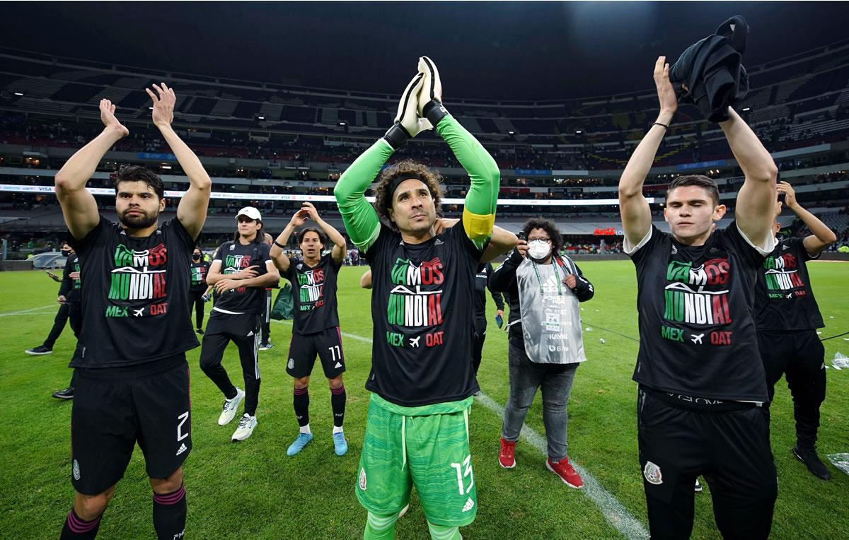 Los jugadores mexicanos se pusieron unas camisetas especiales por la clasificación al Mundial de Qatar 2022.