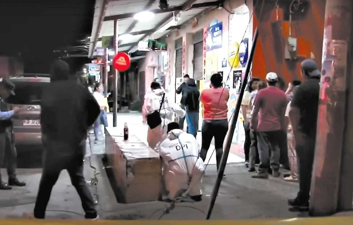 Matan a dos amigos en un mercadito de la capital