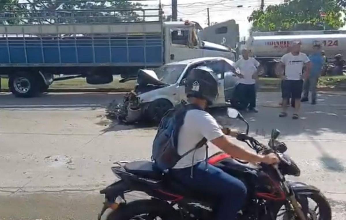 Así quedó el vehículo turismo que impactó en la parte trasera del bus rapidito en el bulevar del sur de San Pedro Sula.