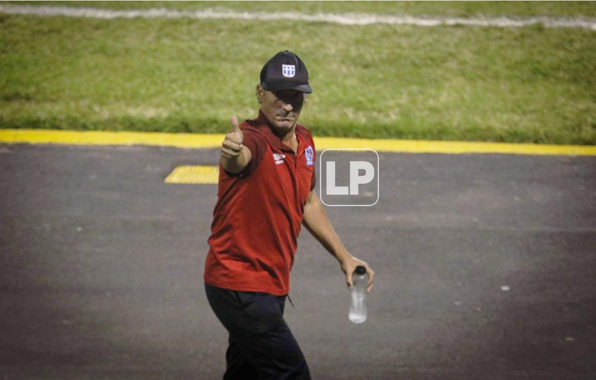 Pedro Troglio saludando a los aficionados del Olimpia.