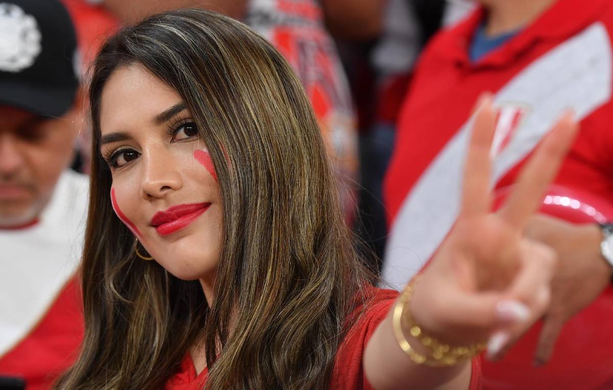 Una linda chica identificada con los colores de Perú.