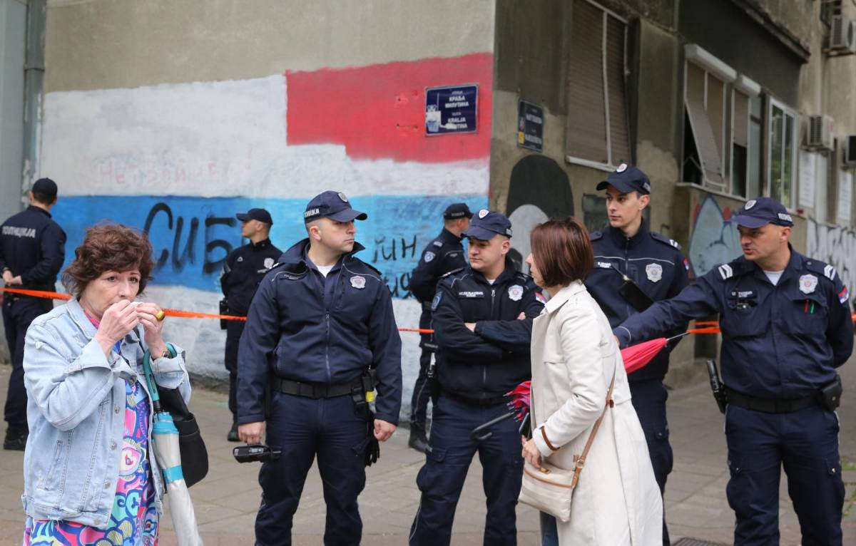 La policía bloquea una calle próxima a la escuela Vladislav Ribnikar, de Belgrado, Serbia.