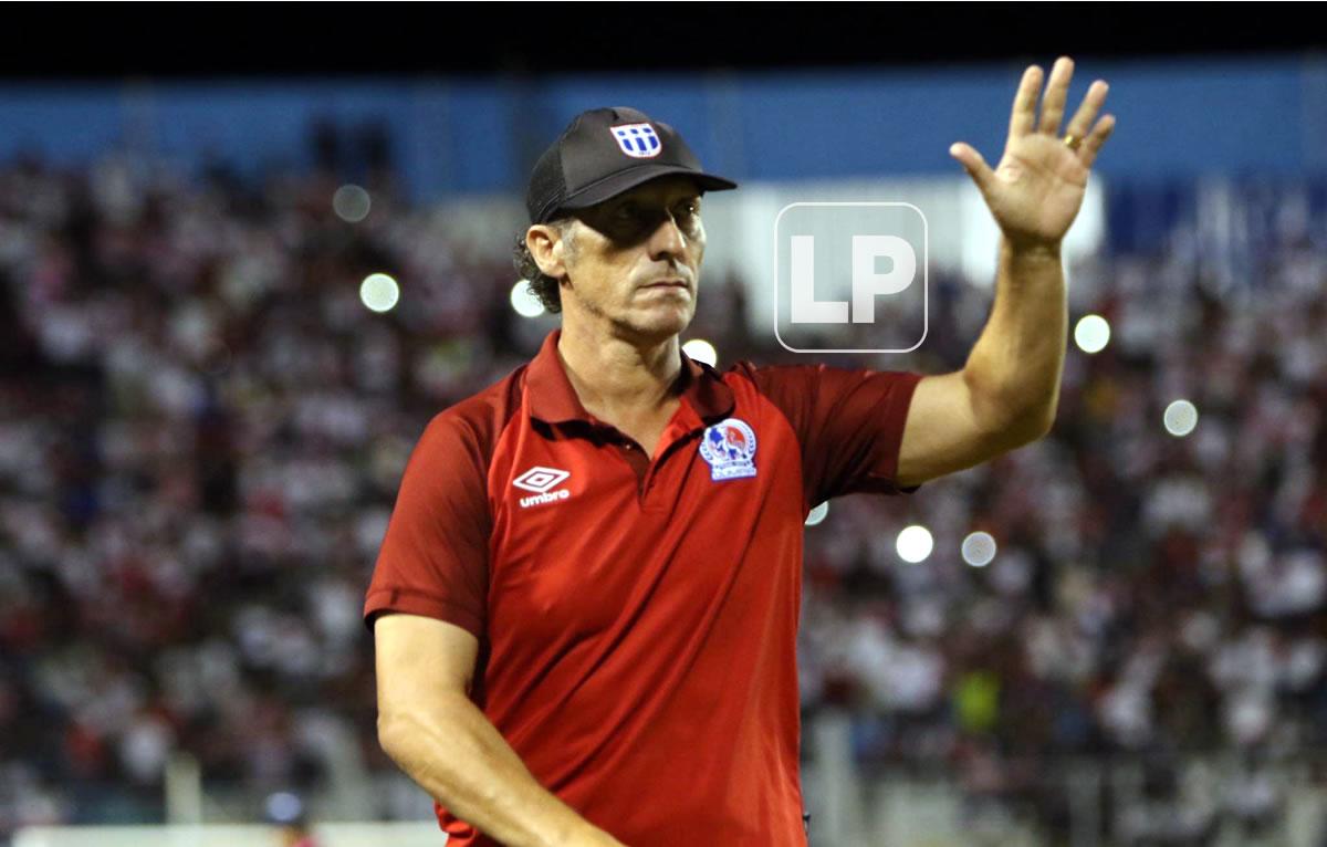 Pedro Troglio saludando a los aficionados del Olimpia.