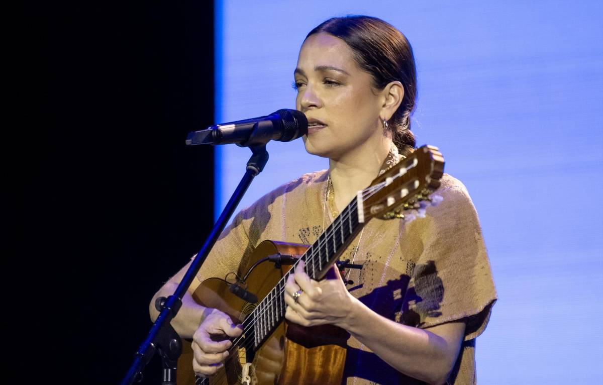 Natalia Lafourcade dice que la paz de México cuelga de un hilo