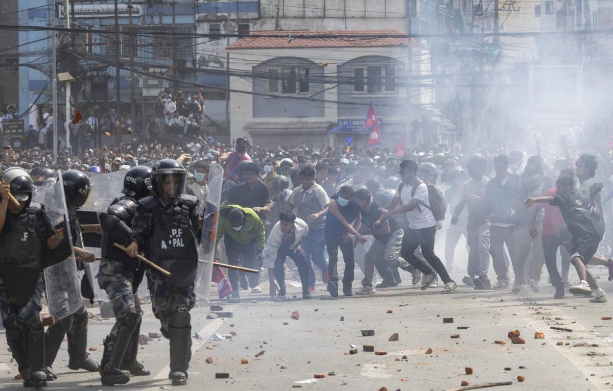 Caos en Nepal: Manifestantes queman el Parlamento tras prohibición de redes sociales