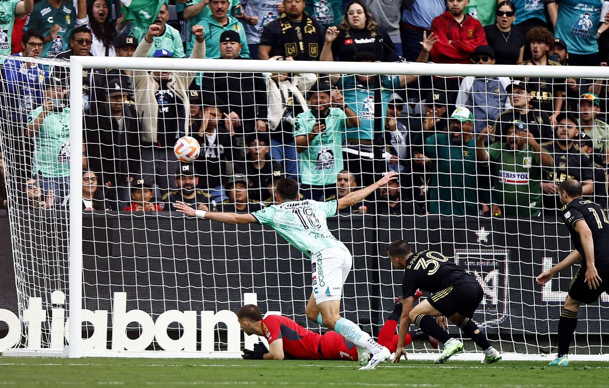 El argentino Lucas Di Yorio después de marcar el gol del título de León.
