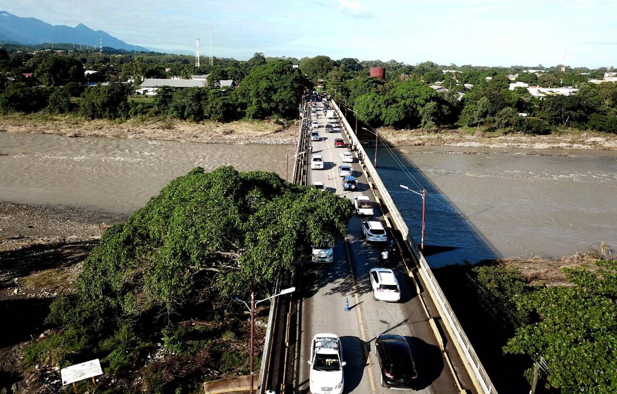 Infernal tráfico por caída del puente Saopín