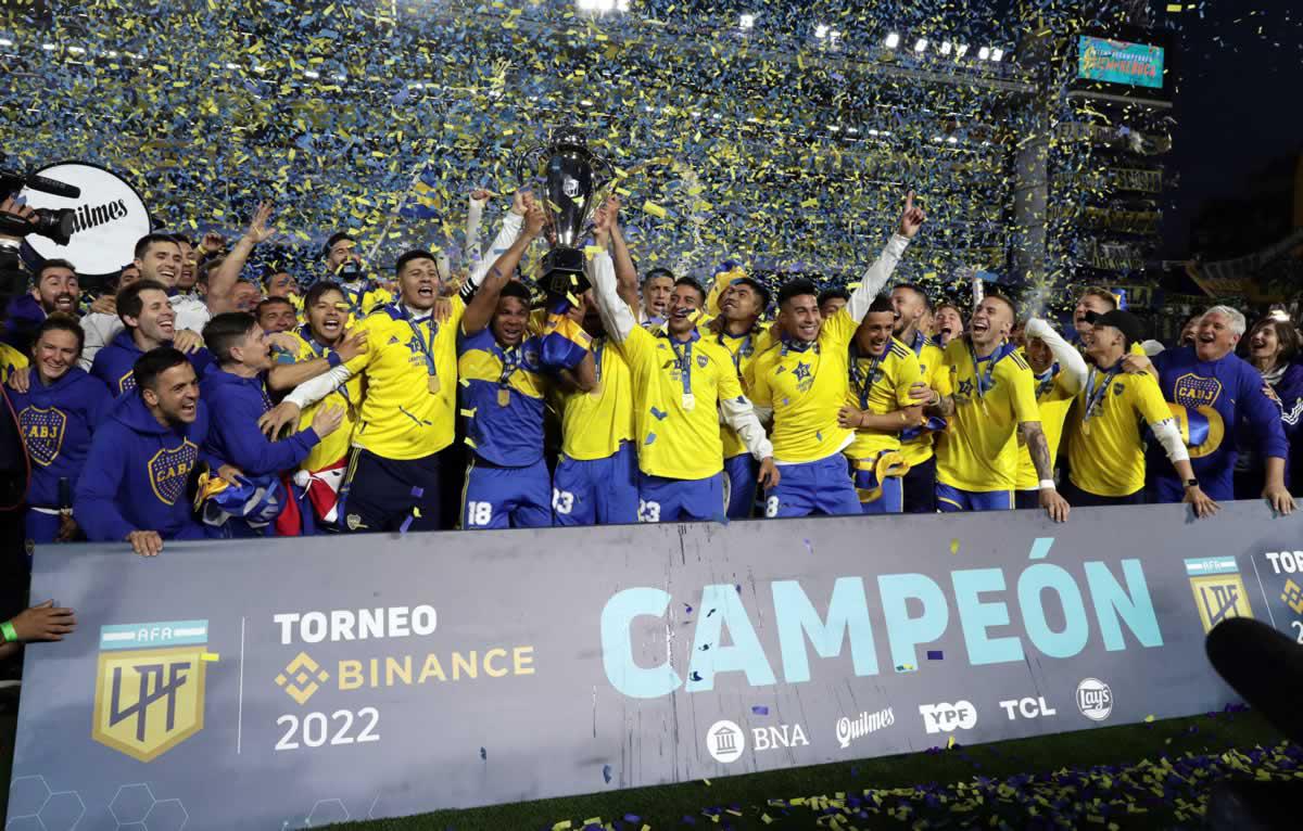 La celebración de los jugadores de Boca Juniors con la Copa de la Liga Argentina.