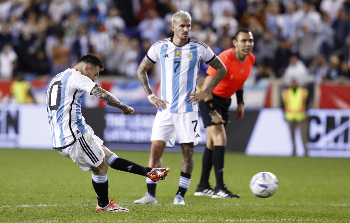 Leo Messi volvió a demostrar su pegada con la selección albiceleste.