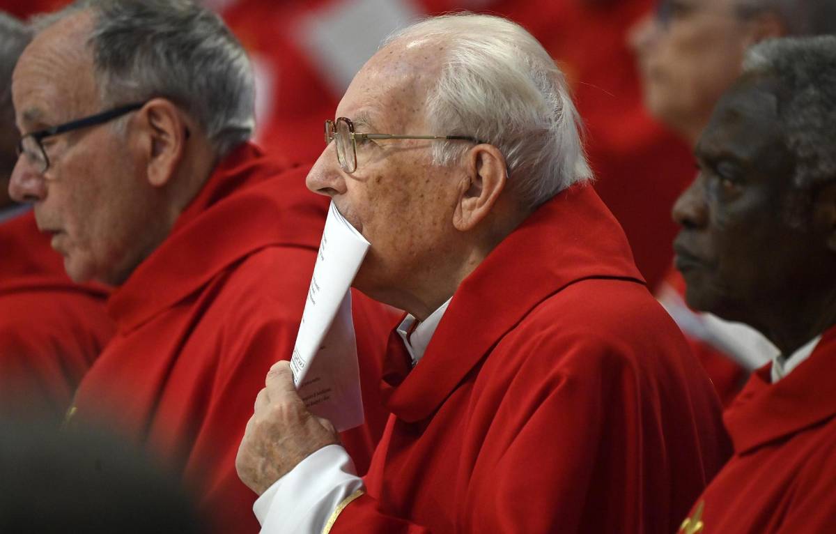 Quiénes son los protagonistas del cónclave: del camarlengo a la voz del 'Habemus papam'