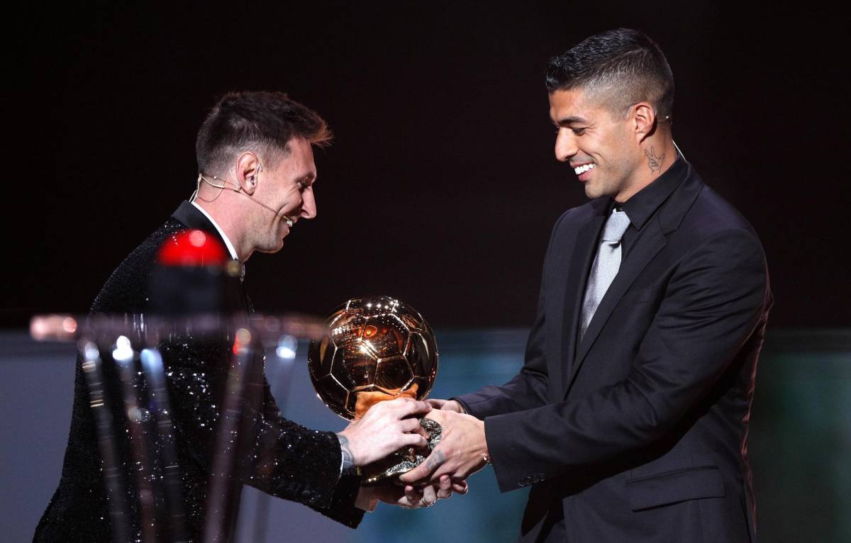 Luis Suárez se encargó de entregarle el Balón de Oro a Leo Mess.