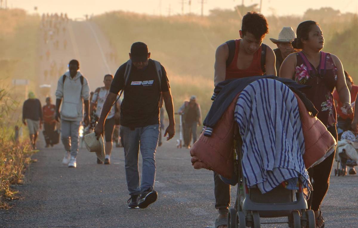 Los migrantes avanzan bajo un inclemente sol y temperaturas de hasta 30 grados.