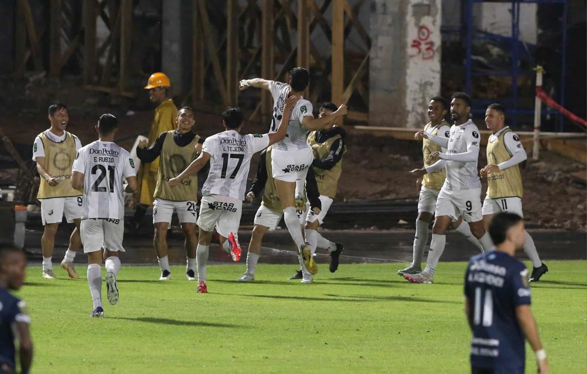 Los jugadores del Herediano sorprendieron en el estadio Nacional Chelato Uclés.