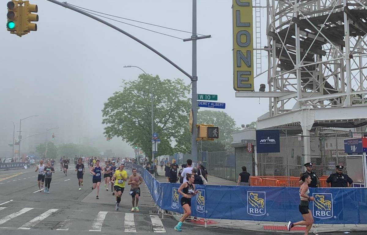 Hombre muere tras desplomarse cerca de la meta en la maratón de Brooklyn, Nueva York