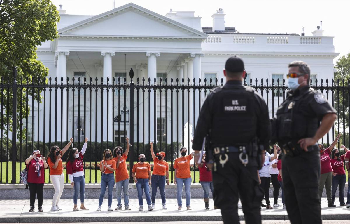 Varios activistas fueron detenidos durante una protesta por la reforma migratoria frente a la Casa Blanca.