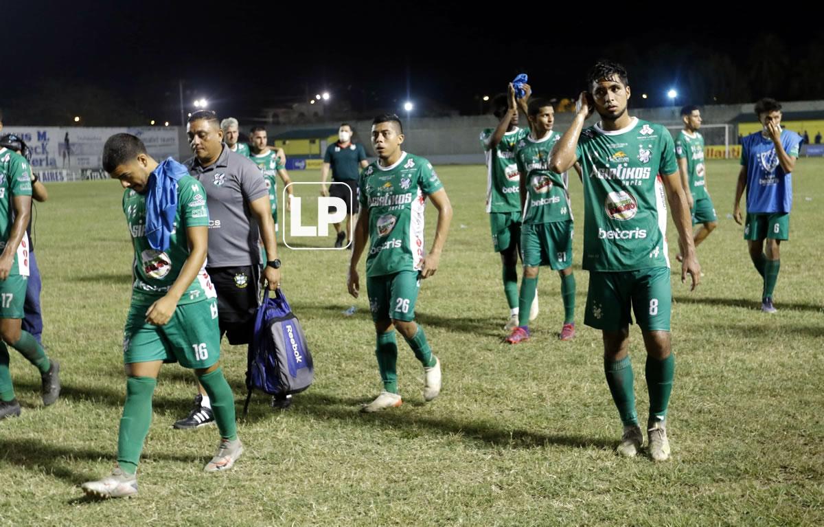 Los jugadores del Platense abandonaron la cancha del Micheletti muys tristes.