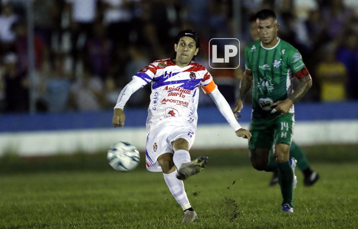 Duelo de capitanes. Randy Diamond le pega al balón ante la mirada de Jorge Cardona.