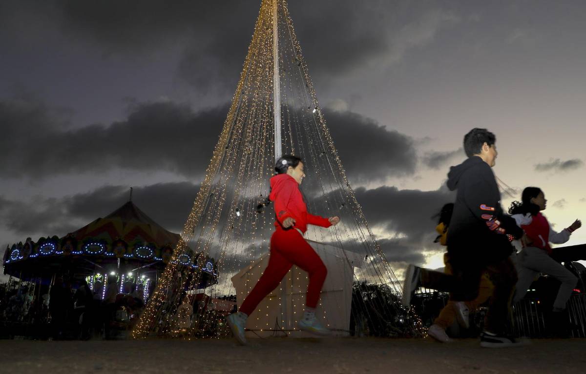 Niños corren en una plaza navideña, el 19 de diciembre de 2023, en Tegucigalpa (Honduras).