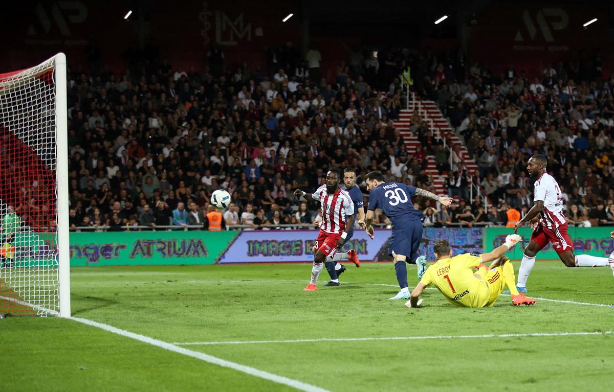 Lionel Messi se quitó al portero del Ajaccio y marcó un tremendo golazo.
