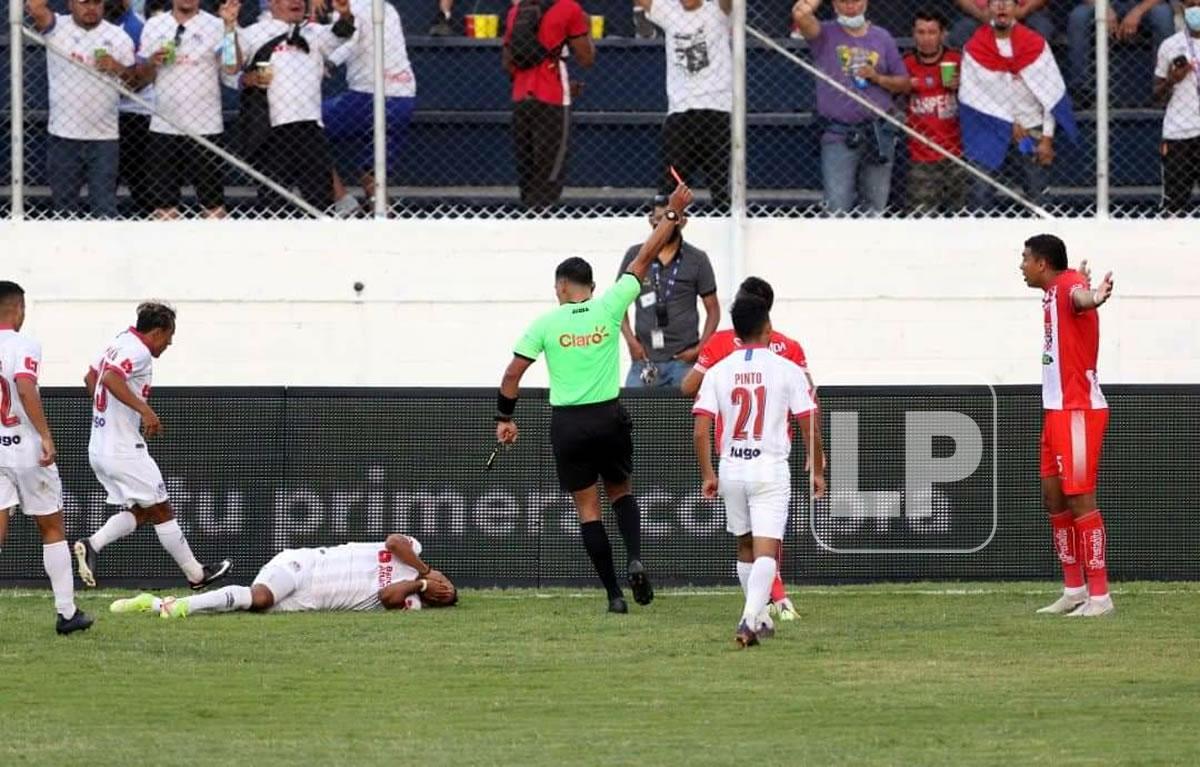 El árbitro Jefferson Escobar expulsado a Sergio Peña tras agredir a Edwin Rodríguez.