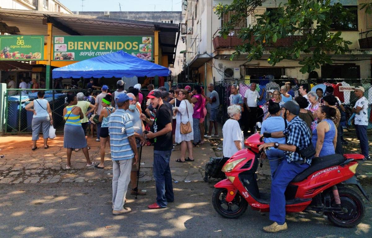 Un grupo de personas hace fila para comprar alimentos en medio de una escasez en Cuba.