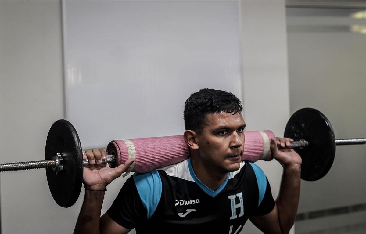 Luis Vega podría perderse el debut ante México.