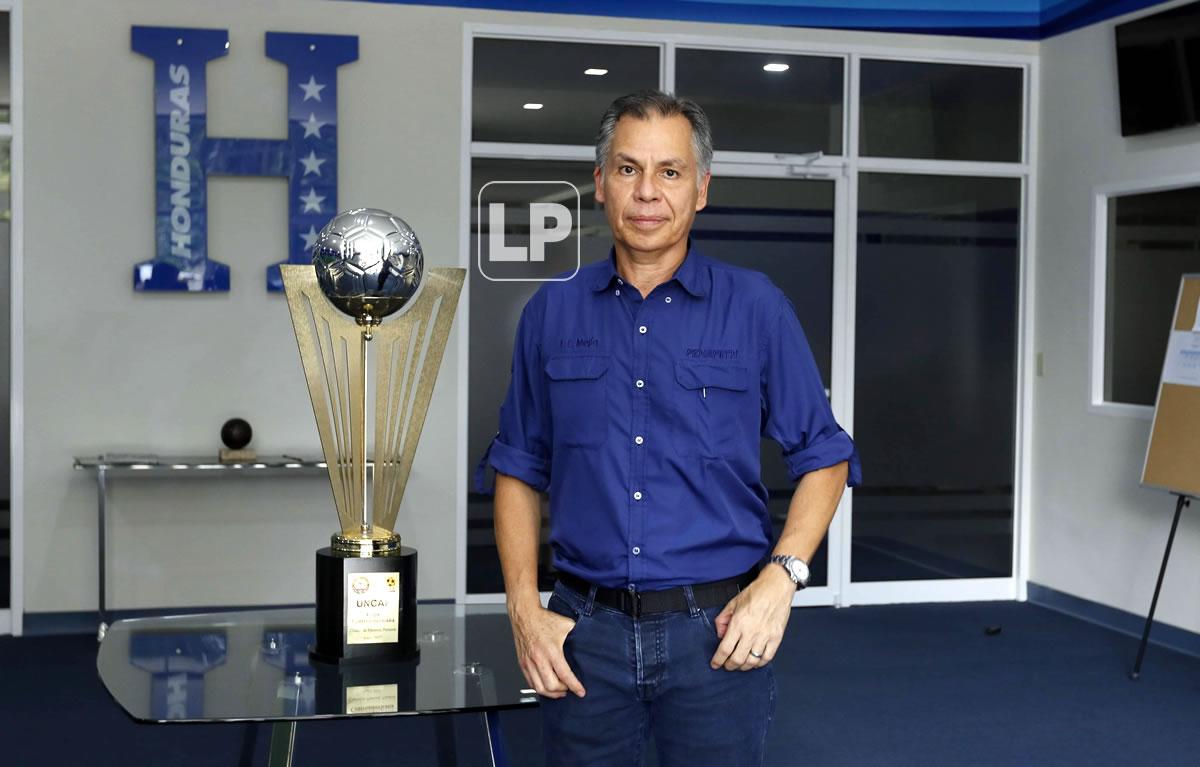 José Ernesto Mejía posando con el trofeo de campeones que ganó Honduras en la Copa Centroamericana de 2017.