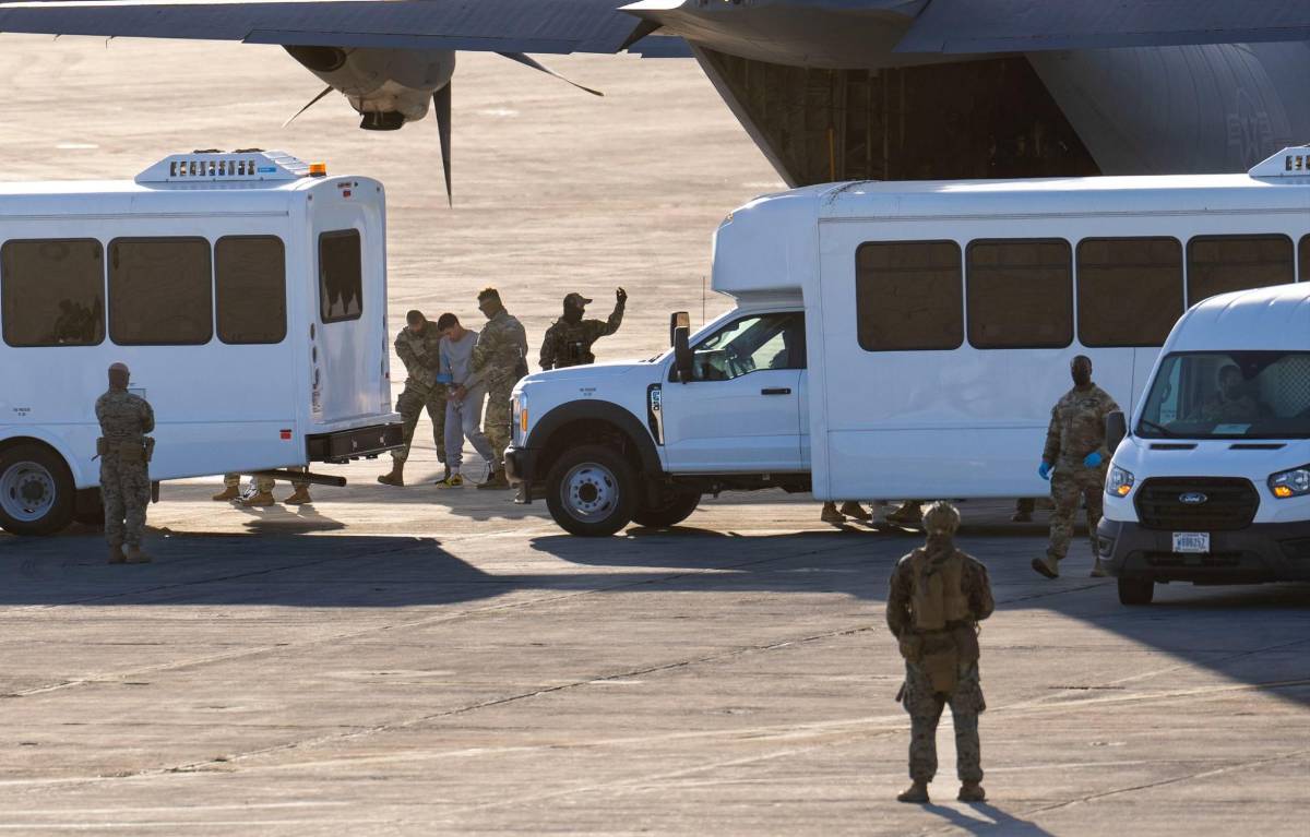 Tiendas de campaña y celdas de máxima seguridad para migrantes en Guantánamo