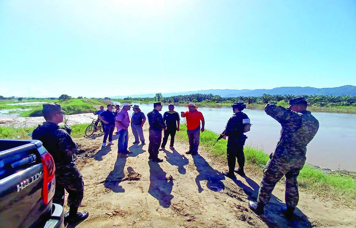 $!Los equipos de emergencia han unido esfuerzos para asistir a las familias que residen en las zonas bajas de los municipios, las cuales sufren principalmente los embates de las lluvias, que inundaron sus viviendas en cuestión de horas.