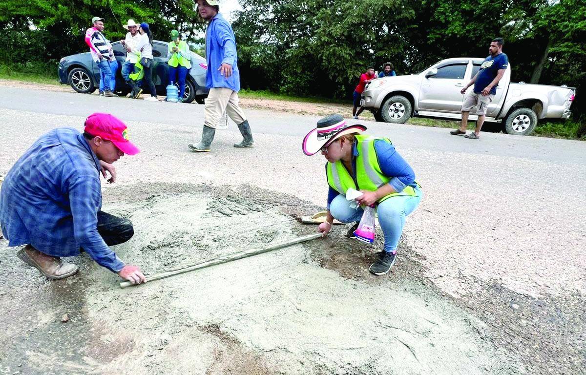 $!Una iniciativa ciudadana motivó a todo Yoro para tapar baches.