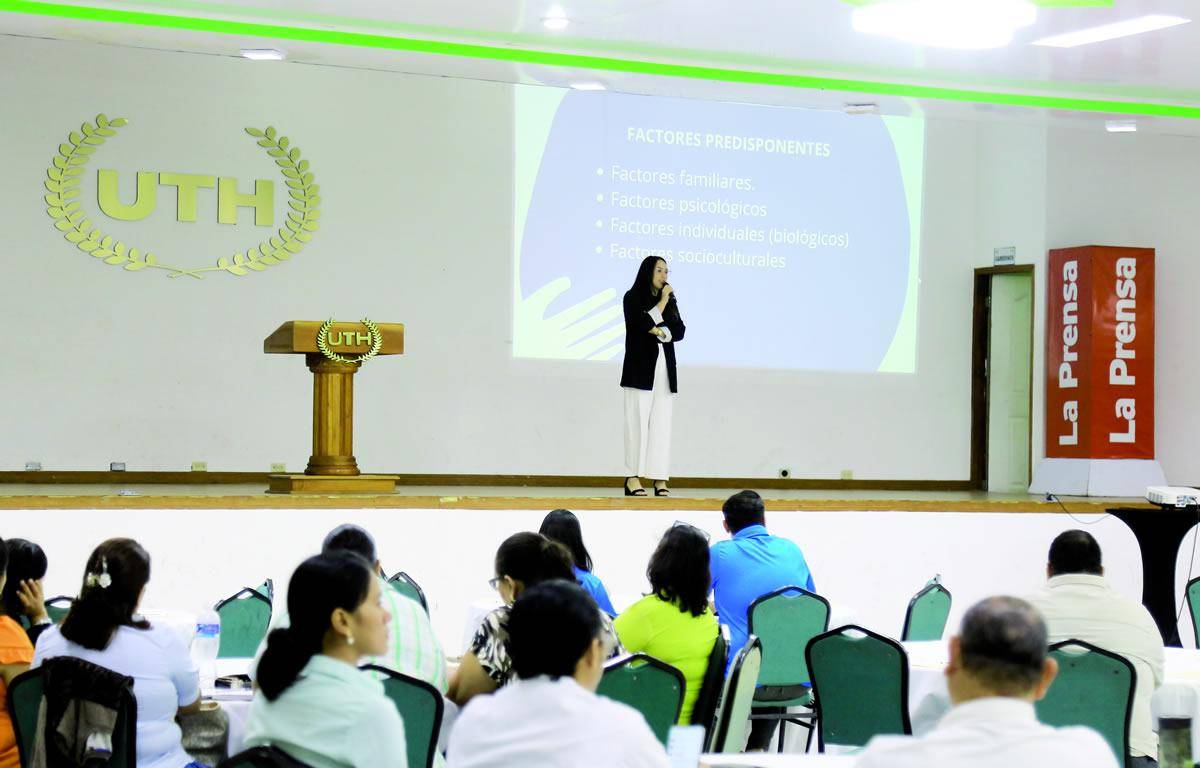 $!Andrea Matamala expone sobre la bulimia; y docentes disfrutan de las actividades.